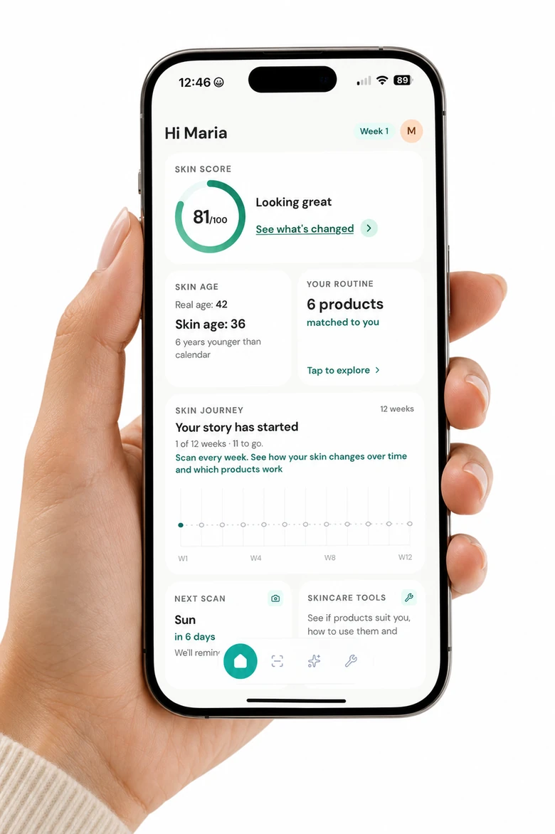 En hand håller upp en mobil som visar Skinbutler-appen med hudscore 81 av 100, hudålder och veckoresan.