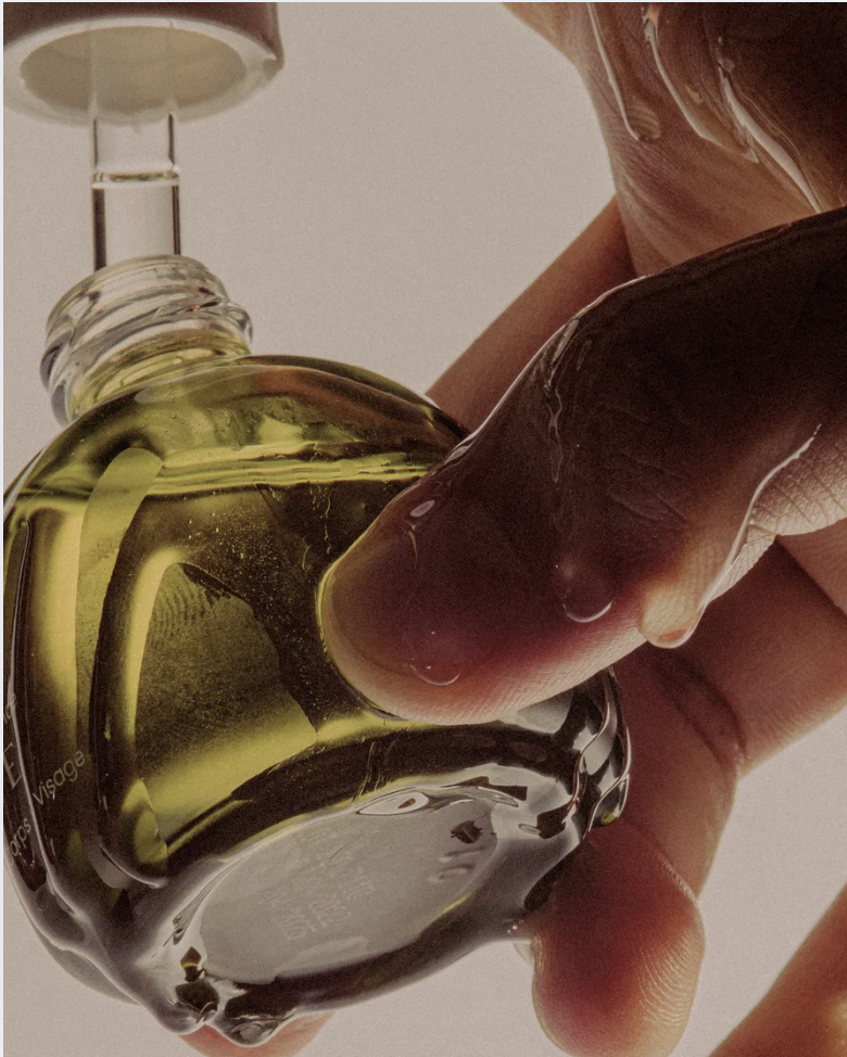 Skillnaden mellan feta och flyktiga alkoholer i hudvård – hur de påverkar fukt, känsla och hudbarriär.