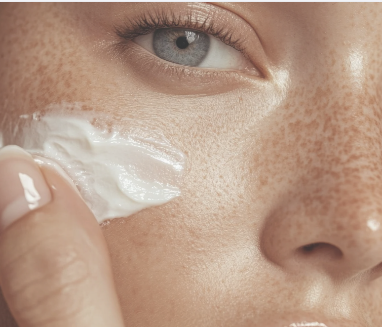 Hur lång tid hudvård tar att ge resultat – fukt snabbt men aktiva ingredienser kräver hudcykler och flera veckors användning.